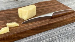 Hartkäsemesser mit Brett