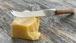Schweizer Käsemesser mit Schneidebrett